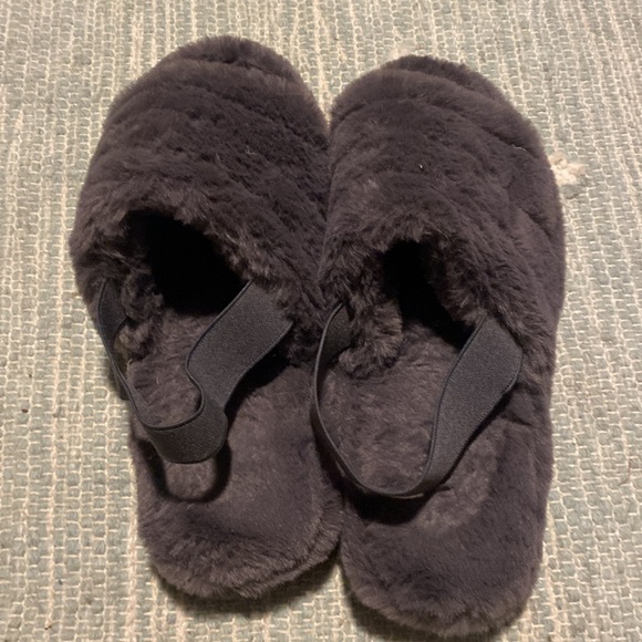 Uggs (knock off) size 6 slippers - Picture 2 of 3